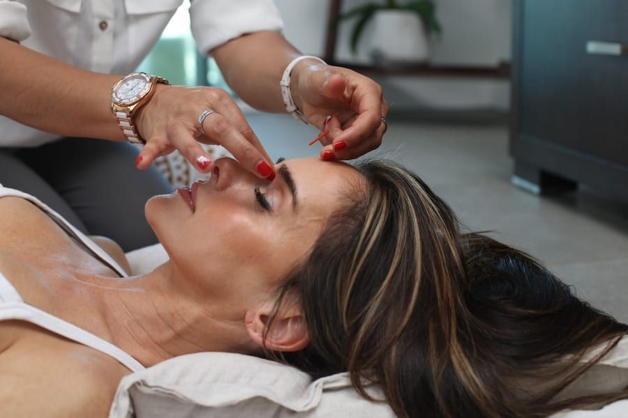 Réflexologie faciale, pressions douces sur le visage pour relâcher les tensions