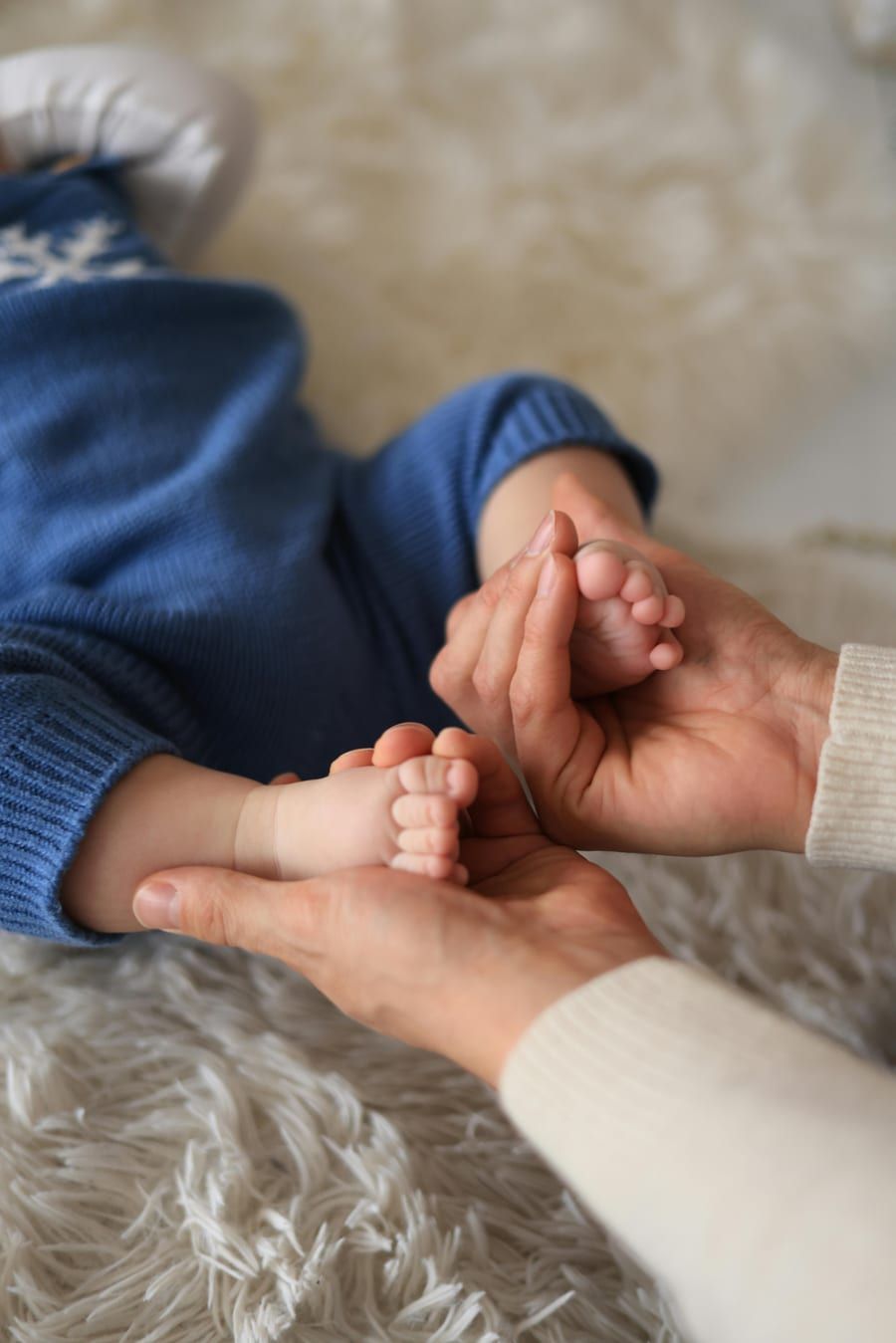 Séance de réflexologie plantaire, mains accompagnant les pieds